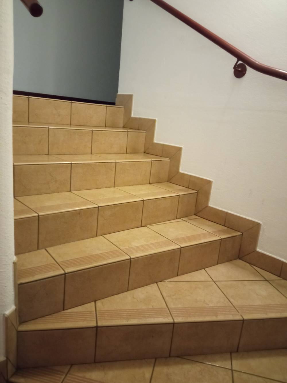BATIMENT 9 RUE ESCALIERS